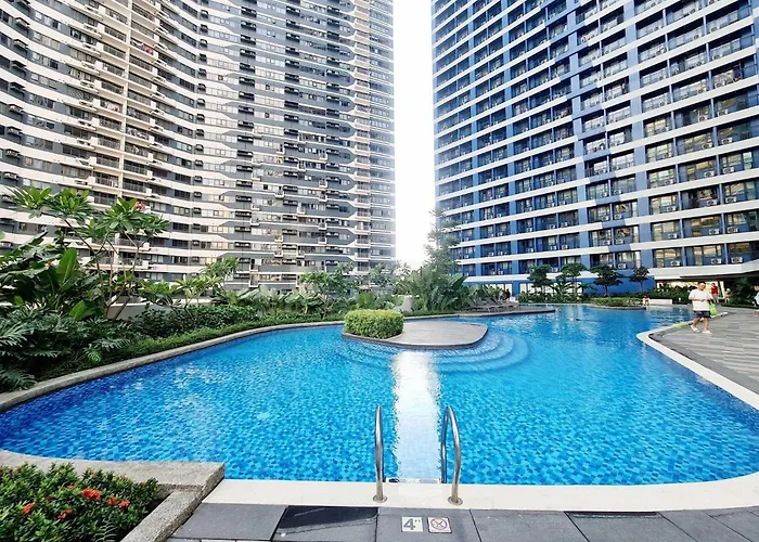 Chic In The Heart Of Makati #4609 * Manila